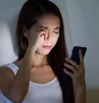 女生熬夜娱乐吃瓜酱,女生娱乐生活新风尚